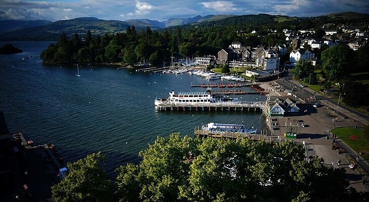 Zabudowa i przystań w Bowness-on-Windermere nad jeziorem Windermere (Anglia). Fot. Dr John Wells, CC BY 3.0; kadr