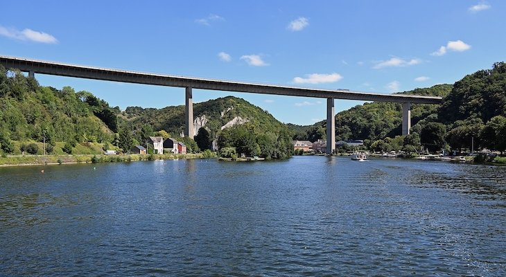 Wiadukt Charlemagne nad Mozą w Dinant w Belgii. Zdjęcie ilustracyjne. Fot. DimiTalen / Wikimedia Commons, CC0.