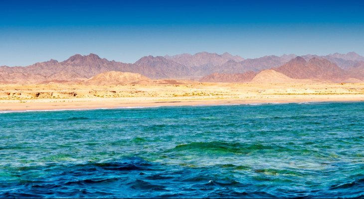 Egipt zbuduje gigantyczną stacja uzdatniania i odsalania wody. Na zdj. egipskie wybrzeże i Morze Czerwone. Fot. E. O./Shutterstock.com