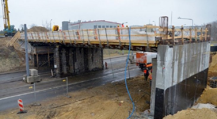 Linia obwodowa w Warszawie: stoi 100-tonowa konstrukcja wiaduktu. Fot. PKP PLK