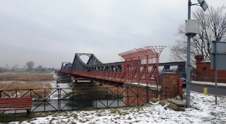 Ze względu na wymianę płyt pomostowych, remont istniejącego mostu w Ścinawie  wymaga całkowitego zamknięcia ruchu po obiekcie. Fot. GDDKiA o. Wrocław
