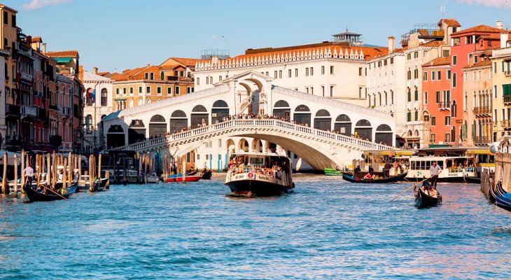 Wenecja: tramwaje wodne będą napędzane paliwem z… oleju kuchennego. Fot. Nikolay Antonov / Shutterstock