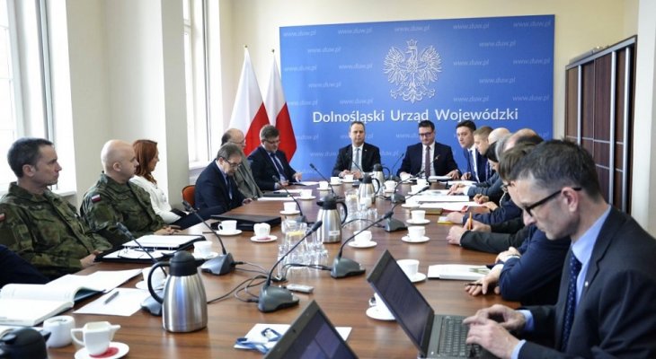 Prezes Wód Polskich na spotkaniu zespołu zarządzania kryzysowego. Fot. Dolnośląski Urząd Wojewódzki