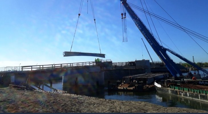 Most zwodzony nad Martwą Wisłą: montaż stałych przęseł. Fot. Twitter/UM Gdańsk