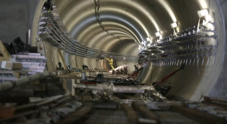 Trwa montaż torowiska w tunelach II linii metra w Warszawie. Fot. Metro Warszawskie