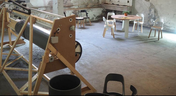 Paryski artysta wykorzystał rury kanalizacyjne do produkcji krzeseł. Fot. Christophe Machet
