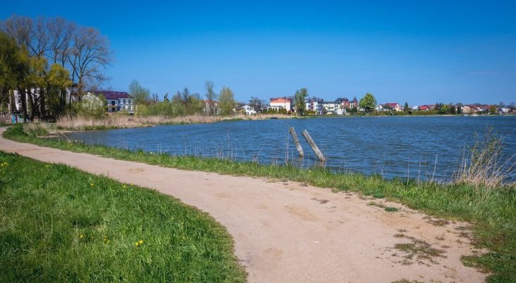 W obrębie jeziora Jamno trwają prace zmierzające do podniesienia poziomu wody. Fot. Fotokon / Shutterstock