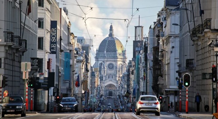 Bruksela chce wprowadzić zakaz wjazdu do miasta aut z silnikiem Diesla. Fot. nutcd32 / Shutterstock