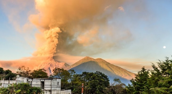 Wybuch wulkanu Fuego. Fot.  Lucy Brown - loca4motion 