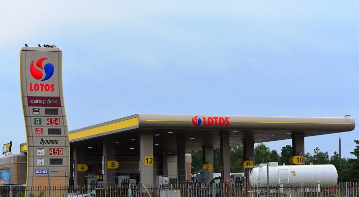 Lotos posiada niemal 500 stacji paliw, zlokalizowanych przy autostradach i drogach ekspresowych na terenie całej Polski. Fot. Vytautas Kielaitis/Shutterstock