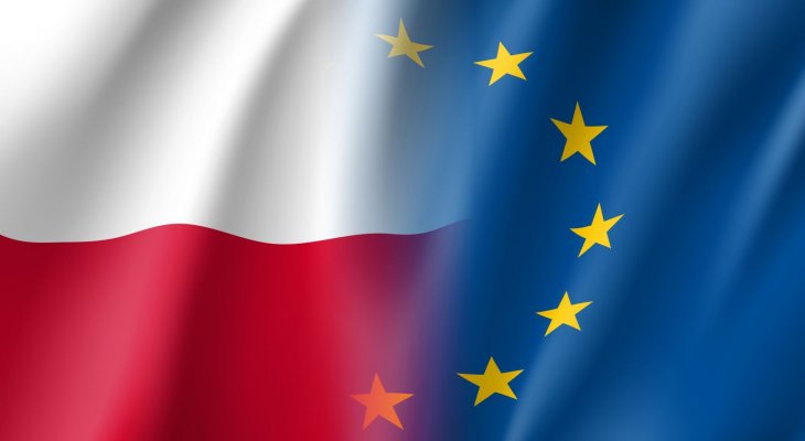 Flaga Polski i flaga Unii Europejskiej. Czy prace nad dyrektywą gazową przyspieszą? Fot. Sunflowerr/Shutterstock