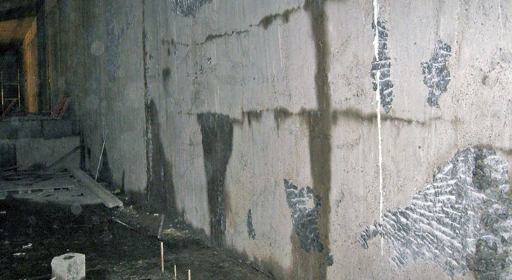 FOT. 1. Ściana szczelinowa zarysowana w wyniku przegłębienia wykopu