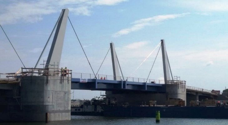 Most zwodzony w Gdańsku - montaż przęseł zwodzonych trwał cztery dni. Fot. DRMG/Facebook