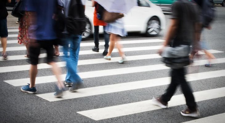 W Ministerstwie Infrastruktury opracowano zasady prawidłowego oświetlenia przejść dla pieszych. Fot. HUANSHENG XU/Shutterstock
