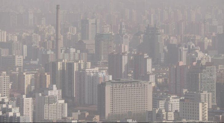 Smog w Chinach jest konsekwencją m.in. gwałtownego uprzemysłowienia kraju. Fot. designbydx / Shutterstock