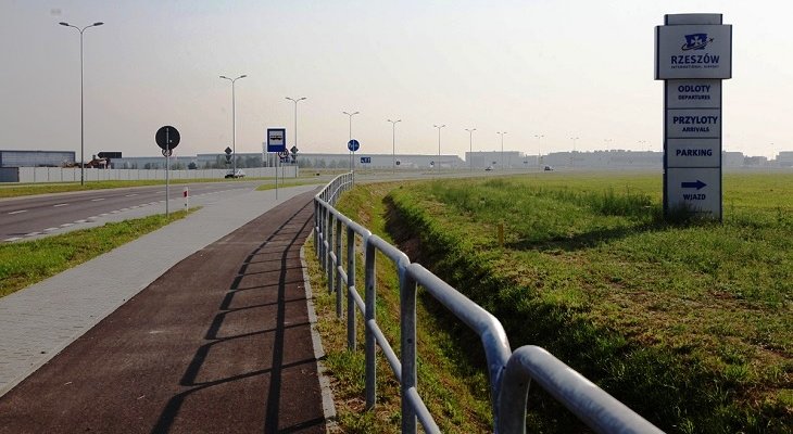 Rzeszów-Jasionka: gotowa jest tzw. droga lotniskowa. Fot. UMWP