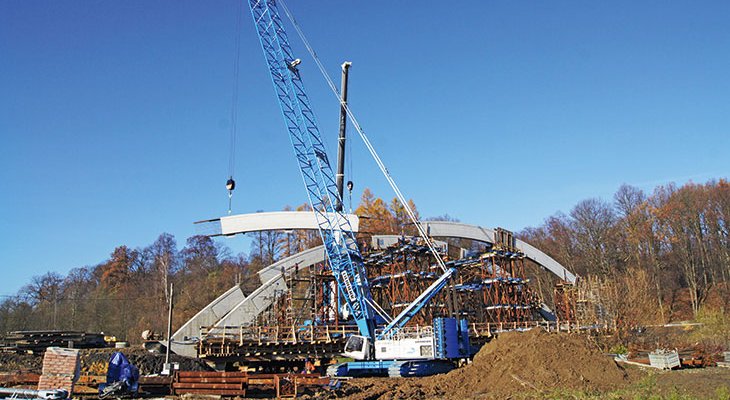 Żuraw gąsienicowy Liebherr na budowie mostu nad Białą na trasie Jankowa-Lipniczka.