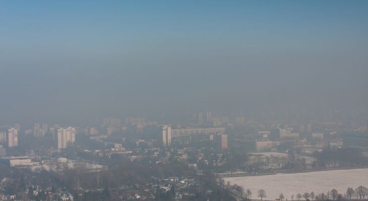 Panorama Krakowa z kopca Kościuszki... w smogu. Fot. Evan Lorne/Shutterstock