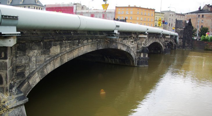 Z mostu we Wrocławiu zniknie sieć ciepłownicza. Zostanie ułożona pod dnem Odry. Fot. www.wroclawnadodra.pl