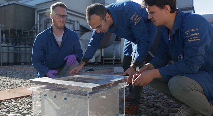 Naukowcy z Uniwersytetu Kalifornijskiego (Markus Kalmutzki, Farhad Fathieh, Eugene Kapustin) testują urządzenie na terenie kampusu uczelni. Fot. UC Berkeley