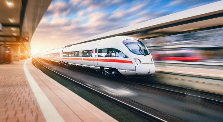 Według pierwszych pomysłów pociągi między stolicami V4 jeździłyby z prędkością od 250 do 350 km/godz. Fot. Denis Belitsky / Shutterstock
