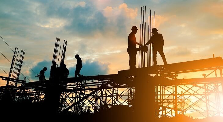 Coraz więcej firm budowlanych ma kłopoty z terminowym regulowaniem zobowiązań finansowych. Fot. yuttana Contributor Studio / Shutterstock