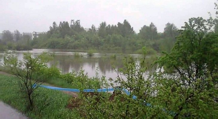 Wylanie wody z rzeki Kucelinka. Fot. Klosek555/YouTube
