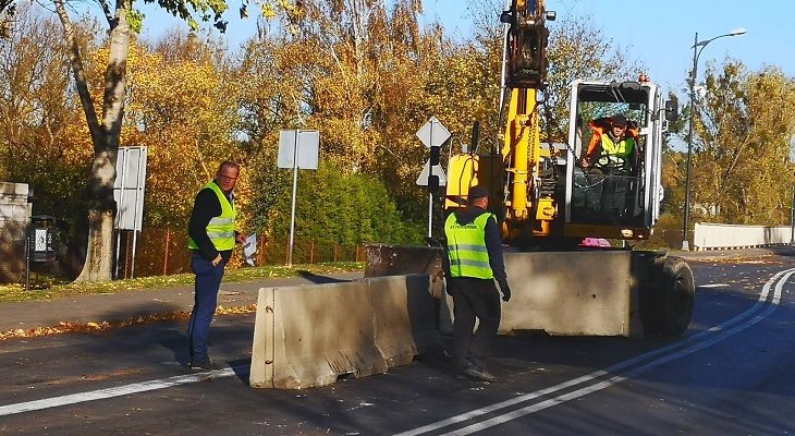Prace przygotowawcze do otwarcia mostu we Wronkach. Fot. Facebook (Mirosław Wieczór - burmistrz Wronek)