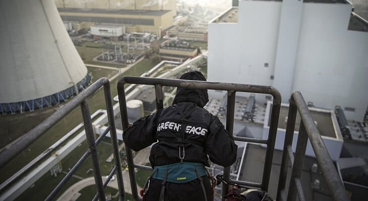 Aktywista Greenpeace na chłodni kominowej elektrowni w Bełchatowie. Fot. Greenpeace.pl