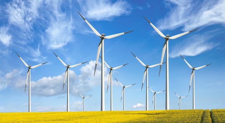 Farmy wiatrowe na lądzie mogą znacząco obniżyć ceny energii. Fot. Adobe Stock