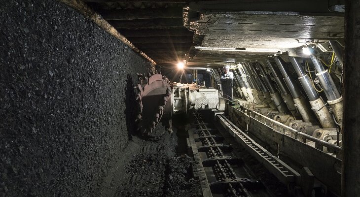 W kopalni w Karwinie pracuje wielu polskich górników. Fot. eunikas / Adobe Stock