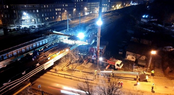 Montaż elementów konstrukcji mostu kolejowego w Krakowie. Fot. PKP PLK