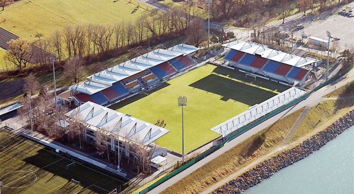 Stadion w Vaduz i płynąca obok rzeka Ren. Fot. Rheinpark Stadion