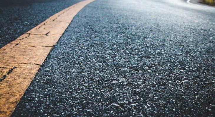 Przyszłość to asfalty trwałe i tanie. Fot. Adobe Stock / r_tee