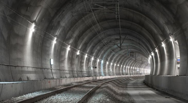 Tunel kolejowy. Fot. AdobeStock / themanofsteel