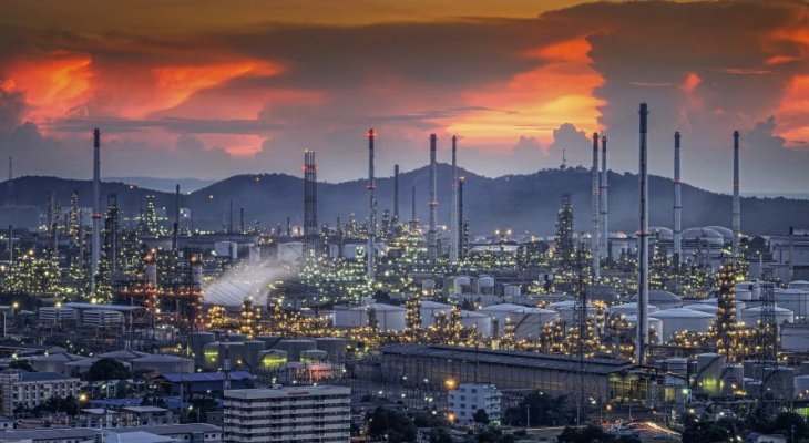 Rafineria ropy naftowej. Fot. weerasak/Adobe Stock