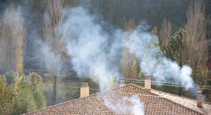 Dym z kopciuchów generuje smog. Fot, AdobeStock / gerardo