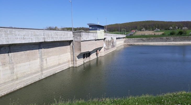 Zapora wodna Besko w Sieniawie od strony zbiornika. Fot. RZGW Rzeszów