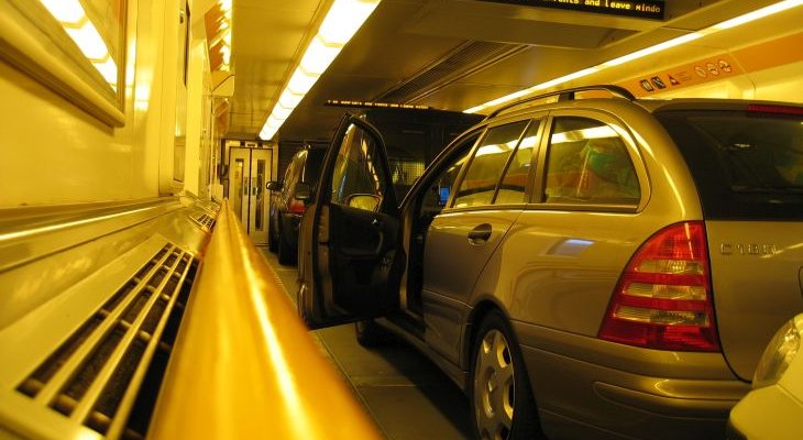 Przez Eurotunel (Channel Tunnel) samochody podróżują w pociągu. Fot. Adobe Stock / lt60