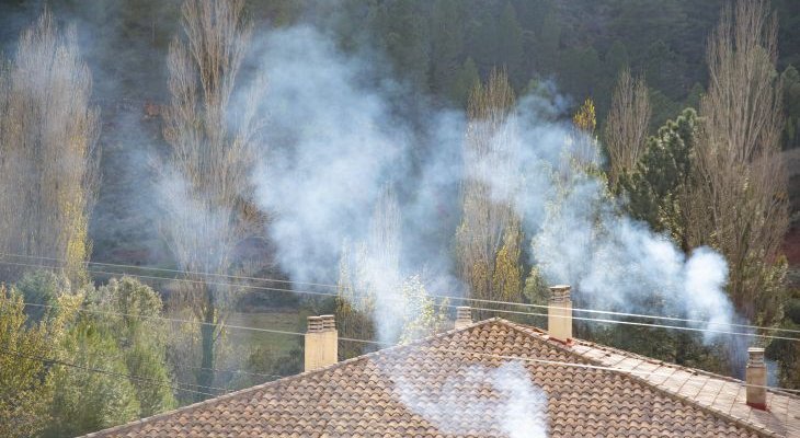 Dym z kopciuchów zanieczyszcza powietrze. Fot. AdobeStock / gerardo