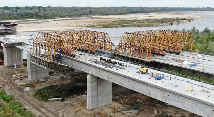 Deskowania na budowie Mostu Południowego od strony Wilanowa. Fot. ULMA Construccion Polska S.A.