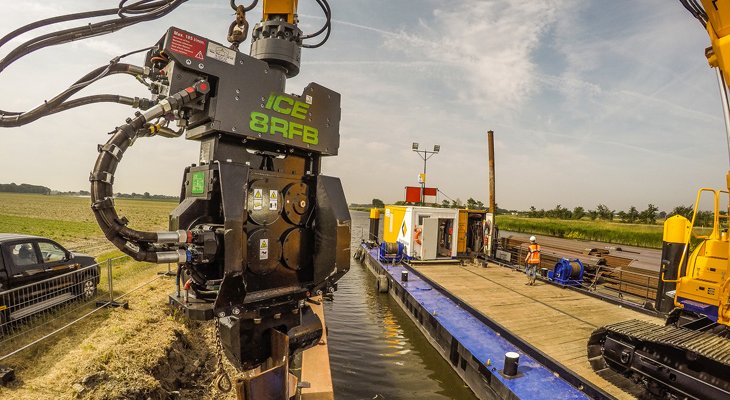 Wibromłot EMV ICE 8RFB zamontowany na koparce gąsienicowej. Umocnienie brzegów rzeki w m. Schagen, Holandia. Fot. Dieseko Group 