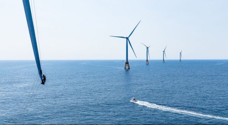 Kable energetyczne instalowane płytko pod dnem morza bywają odsłaniane przez fale. Fot. Ørsted US Offshore Wind