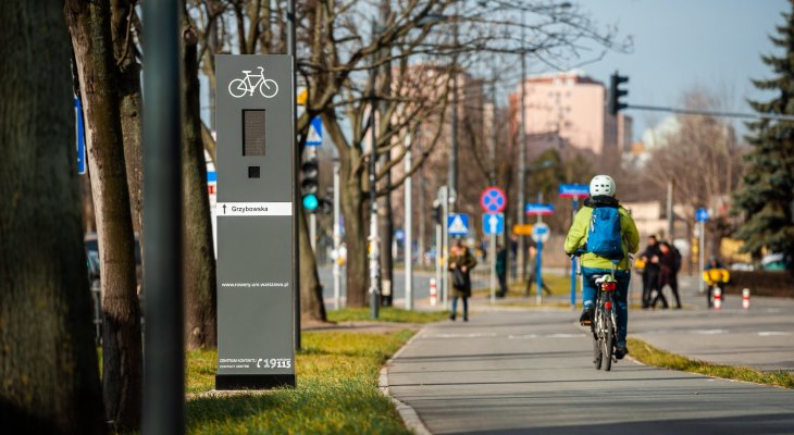 Totemy rowerowe to ciekawy element infrastruktury rowerowej. Fot. Siemens Mobility