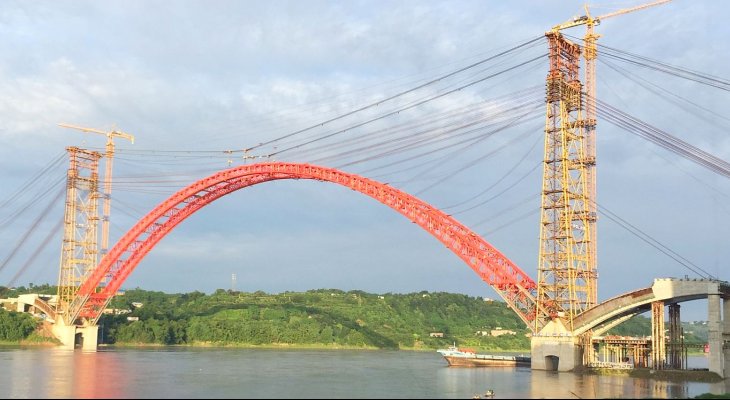 Wcześniejszy etap budowy mostu: konstrukcja łuku. Fot. Baochun Chen, Fuzhou University, Chiny