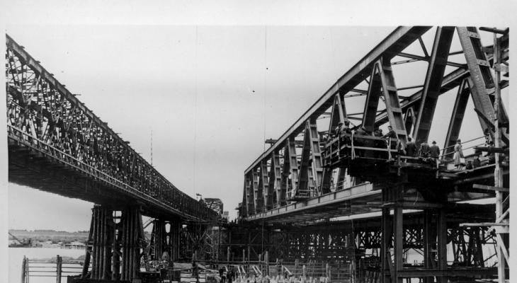 Odbudowa mostu kolejowego na Wiśle w Tczewie zniszczonego przez wojska polskie. Fot. Narodowe Archiwum Cyfrowe