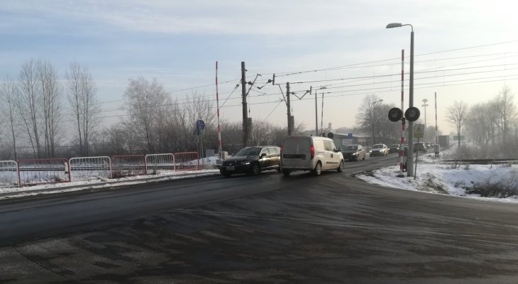 Września: istniejący przejazd drogowo-kolejowy. Fot. Radek Śledziński/PKP PLK