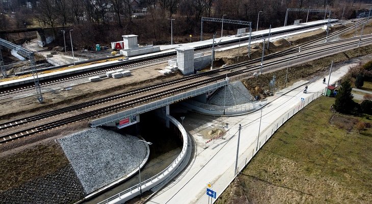 Most nad Serafą przy przystanku kolejowym Kraków Złocień. Fot. PKP PLK