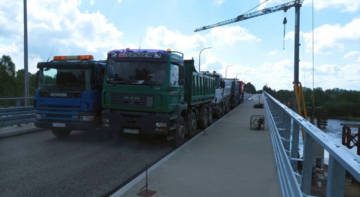 Próby obciążeniowe mostu na Dunajcem w Ostrowie. Fot. Jolanta Moździerz/Starostwo Powiatowe w Tarnowie