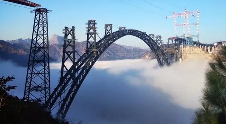 Najwyższy na świecie most kolejowy nad rzeką Chenab. Fot. Sambit Patra on Koo